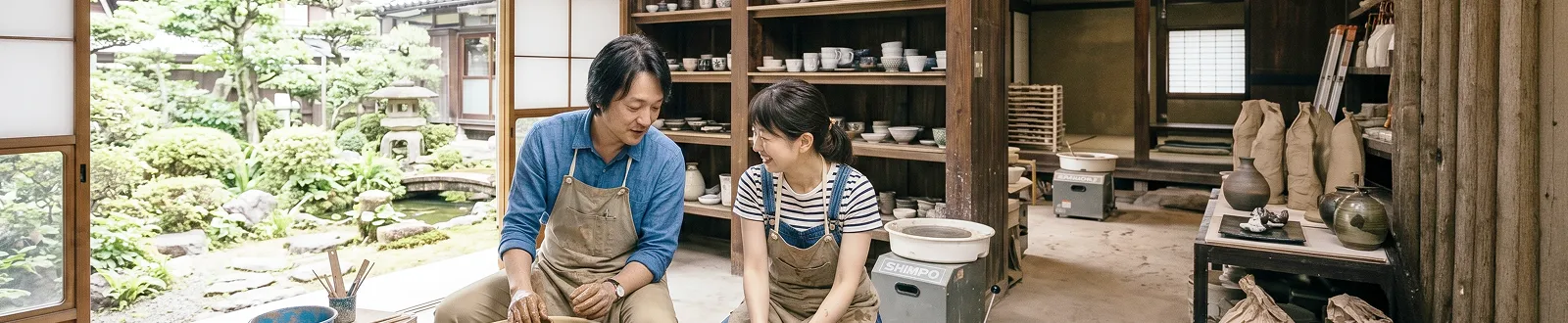 陶芸を体験する男女の写真