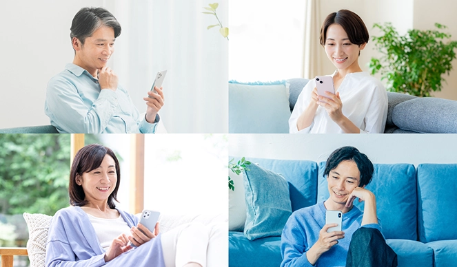 スマホを見る男女